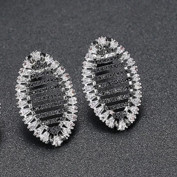 Swarovski Crystals The Argel Earrings - Picture 6 of 6